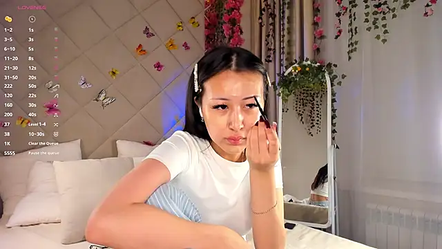 Nelly Kimm online show from December 15, 2025, 1:11 am