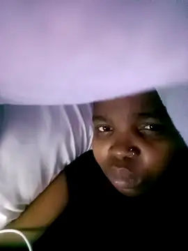 ShySexyBaddiexx online show from November 10, 2025, 1:49 pm