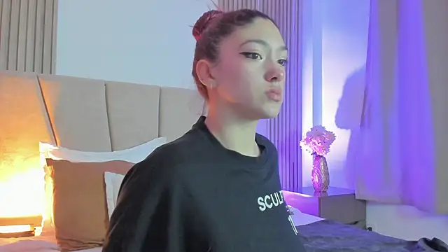 Victoria Beaumont online show from December 3, 2025, 12:04 pm