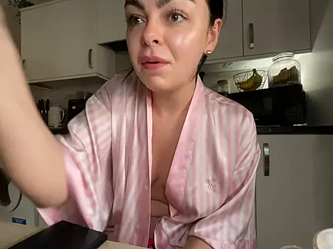 Snapshot of FrancescaXO chatting on May 27, 2026, 7:27 am FrancescaXO online show from May 27, 2026, 7:27 am