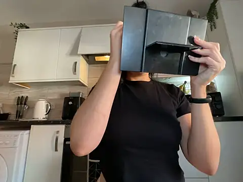 FrancescaXO online show from March 11, 2026, 8:41 am