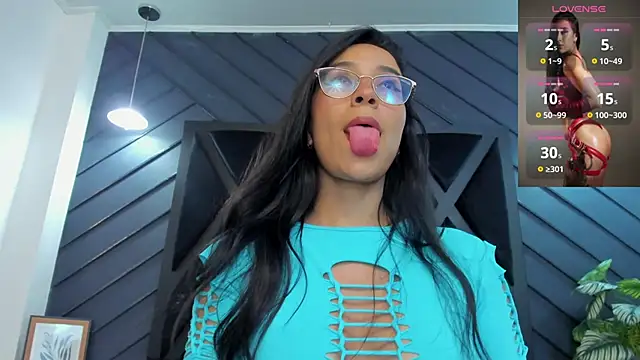 zoe martins  online show from November 12, 2025, 5:17 pm