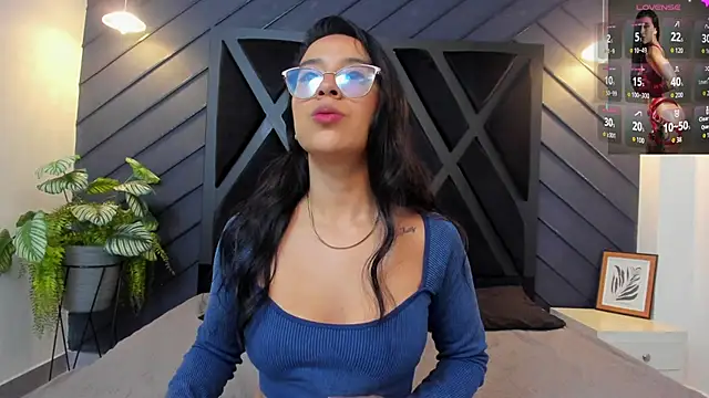 zoe martins  online show from October 13, 2025, 5:36 pm