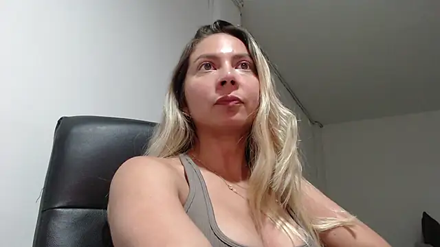 manelyk 17 online show from March 3, 2026, 11:12 pm