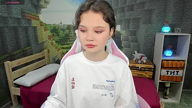 EmilyChaves online show from September 22, 2025, 10:49 pm