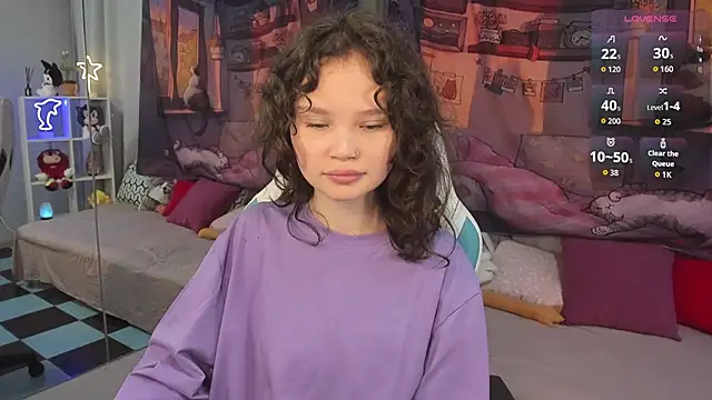 EmilyChaves online show from October 1, 2025, 6:12 pm