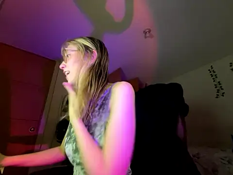 Snapshot of ReenKitty chatting on November 12, 2025, 3:32 am ReenKitty online show from November 12, 2025, 3:32 am