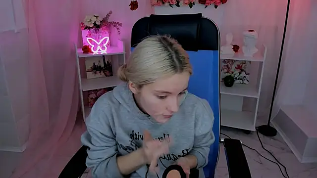 Snapshot of AuroraWrenfield chatting on September 9, 2025, 7:40 am AuroraWrenfield online show from September 9, 2025, 7:40 am