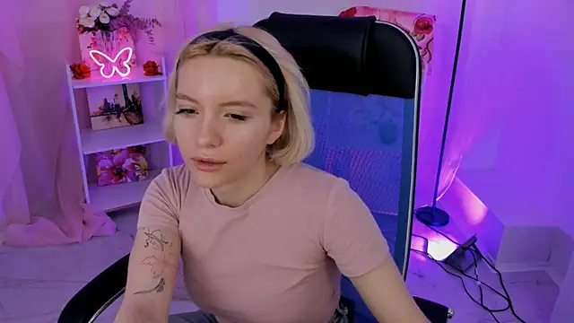 AuroraWrenfield online show from November 5, 2025, 4:26 am