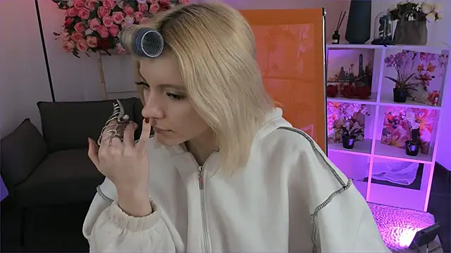 AuroraWrenfield online show from March 13, 2026, 4:28 am