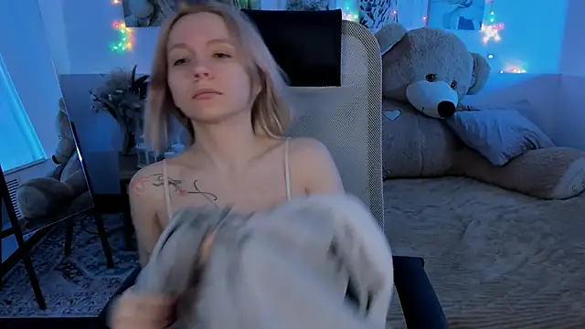 AuroraWrenfield online show from February 17, 2026, 4:21 am