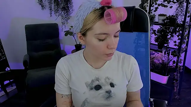 AuroraWrenfield online show from April 8, 2026, 2:24 am