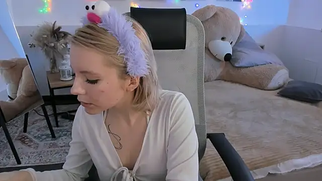 AuroraWrenfield online show from February 26, 2026, 4:23 am