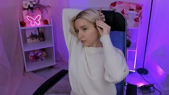 AuroraWrenfield online show from November 10, 2025, 10:09 am