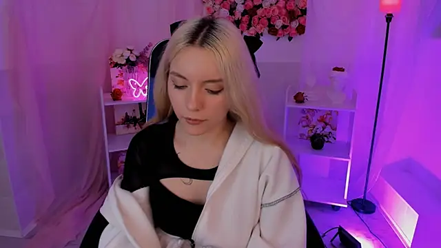 Snapshot of AuroraWrenfield chatting on September 22, 2025, 10:43 am AuroraWrenfield online show from September 22, 2025, 10:43 am