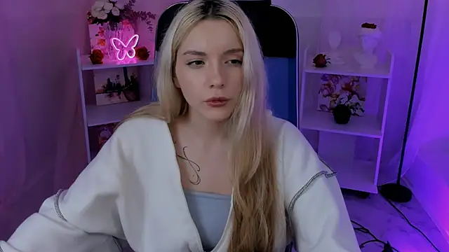 Snapshot of AuroraWrenfield chatting on September 24, 2025, 10:22 am AuroraWrenfield online show from September 24, 2025, 10:22 am