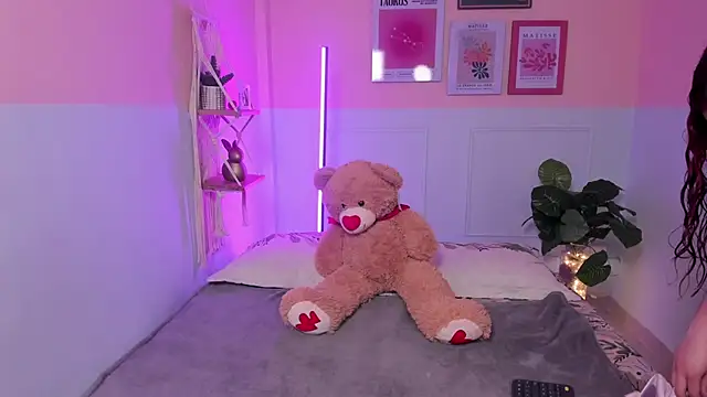 Camila Rivers online show from November 17, 2025, 12:20 pm