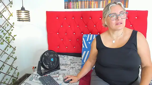 Snapshot of carolinacrus01 chatting on September 29, 2025, 1:50 pm carolinacrus01 online show from September 29, 2025, 1:50 pm