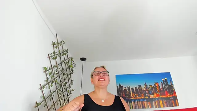 Snapshot of carolinacrus01 chatting on October 19, 2025, 3:04 pm carolinacrus01 online show from October 19, 2025, 3:04 pm