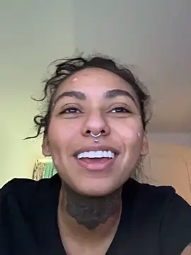 iamkatty  online show from December 3, 2025, 4:17 pm