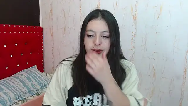 Snapshot of MiaKimky chatting on October 6, 2025, 4:30 pm MiaKimky online show from October 6, 2025, 4:30 pm