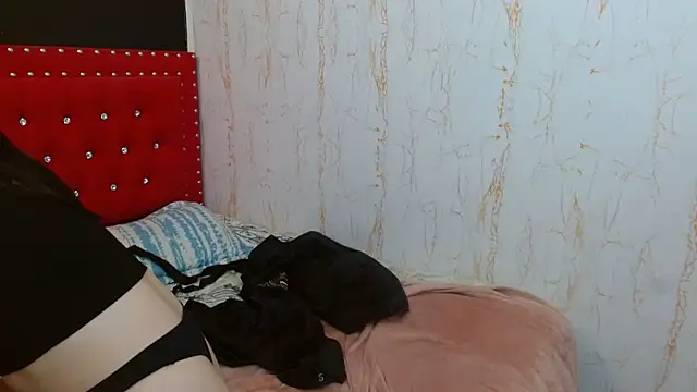 Snapshot of MiaKimky chatting on October 4, 2025, 4:30 pm MiaKimky online show from October 4, 2025, 4:30 pm