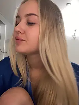 CandyVice online show from November 7, 2025, 4:22 pm