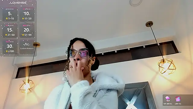 Hanna Cornee  online show from November 26, 2025, 1:11 pm