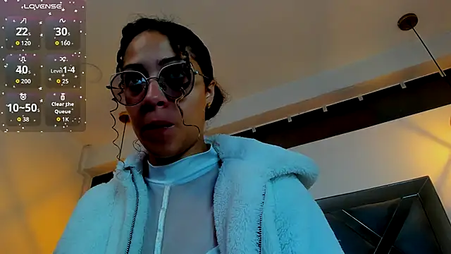 Hanna Cornee  online show from October 13, 2025, 1:34 pm