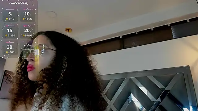 Hanna Cornee  online show from November 18, 2025, 5:27 pm