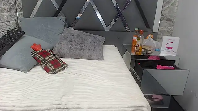 YanetRose online show from December 15, 2025, 3:23 am