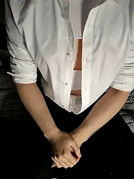 111owo111 online show from May 4, 2026, 12:30 pm