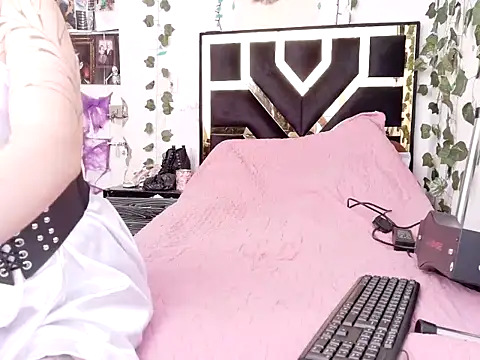 lucywhite13 online show from November 6, 2025, 6:34 pm