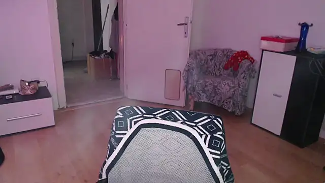 Snapshot of Aliens4twenty chatting on November 18, 2025, 9:45 am Aliens4twenty online show from November 18, 2025, 9:45 am