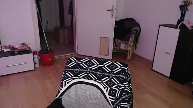 Snapshot of Aliens4twenty chatting on November 7, 2025, 10:13 pm Aliens4twenty online show from November 7, 2025, 10:13 pm