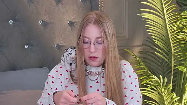 MiaEuphoria  online show from March 18, 2026, 3:31 am