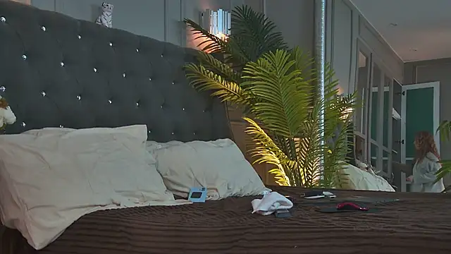 MiaEuphoria  online show from April 7, 2026, 3:52 am