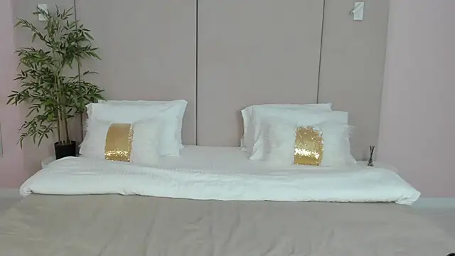 KiraHolli online show from October 16, 2025, 3:04 am