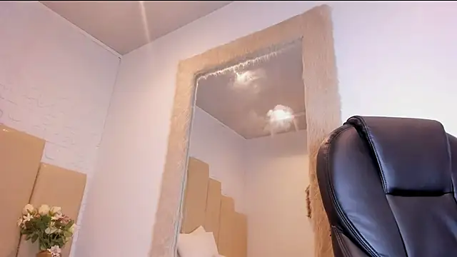 NicolleMonroe  online show from October 15, 2025, 3:31 pm