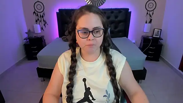 LolaVillalobos online show from March 10, 2026, 12:20 pm