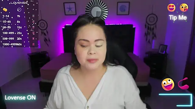 LolaVillalobos online show from November 5, 2025, 1:47 pm