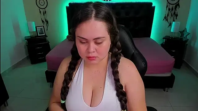 LolaVillalobos online show from October 12, 2025, 1:34 pm