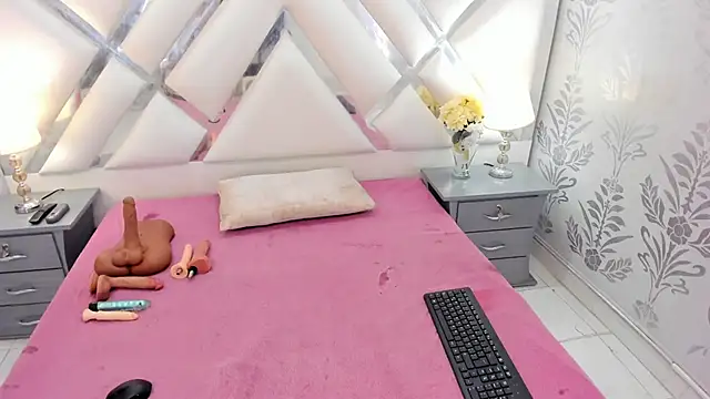 selenareyes online show from September 10, 2025, 7:46 pm