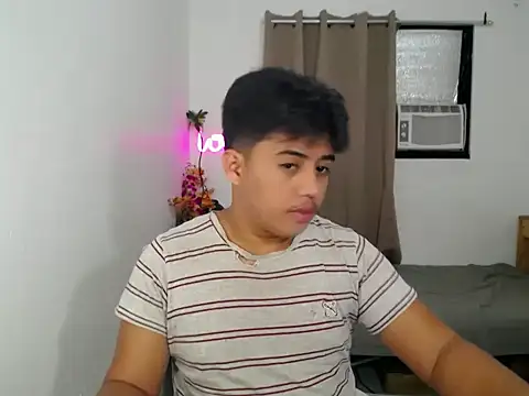 Snapshot of Hugecock2hundle_intown chatting on November 7, 2025, 2:21 pm Hugecock2hundle intown online show from November 7, 2025, 2:21 pm