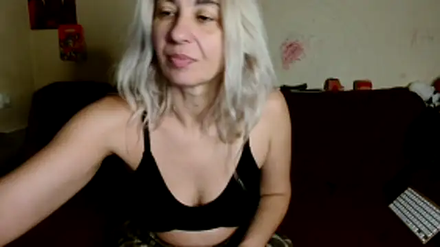 Snapshot of AsyaLulu chatting on November 9, 2025, 1:15 pm AsyaLulu online show from November 9, 2025, 1:15 pm