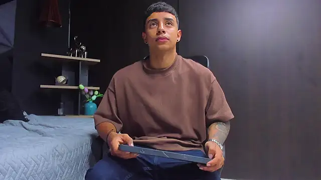 jaze bradley online show from December 15, 2025, 11:27 am