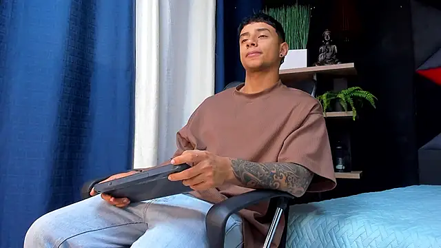 jaze bradley online show from November 17, 2025, 11:36 am