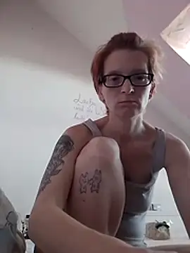 Hornybunny2025 online show from May 26, 2026, 3:32 pm
