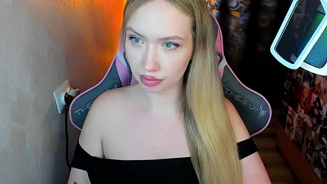 NicoleRiccii online show from November 4, 2025, 2:32 pm