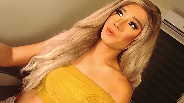 SissifyMeNow online show from October 25, 2025, 4:18 pm